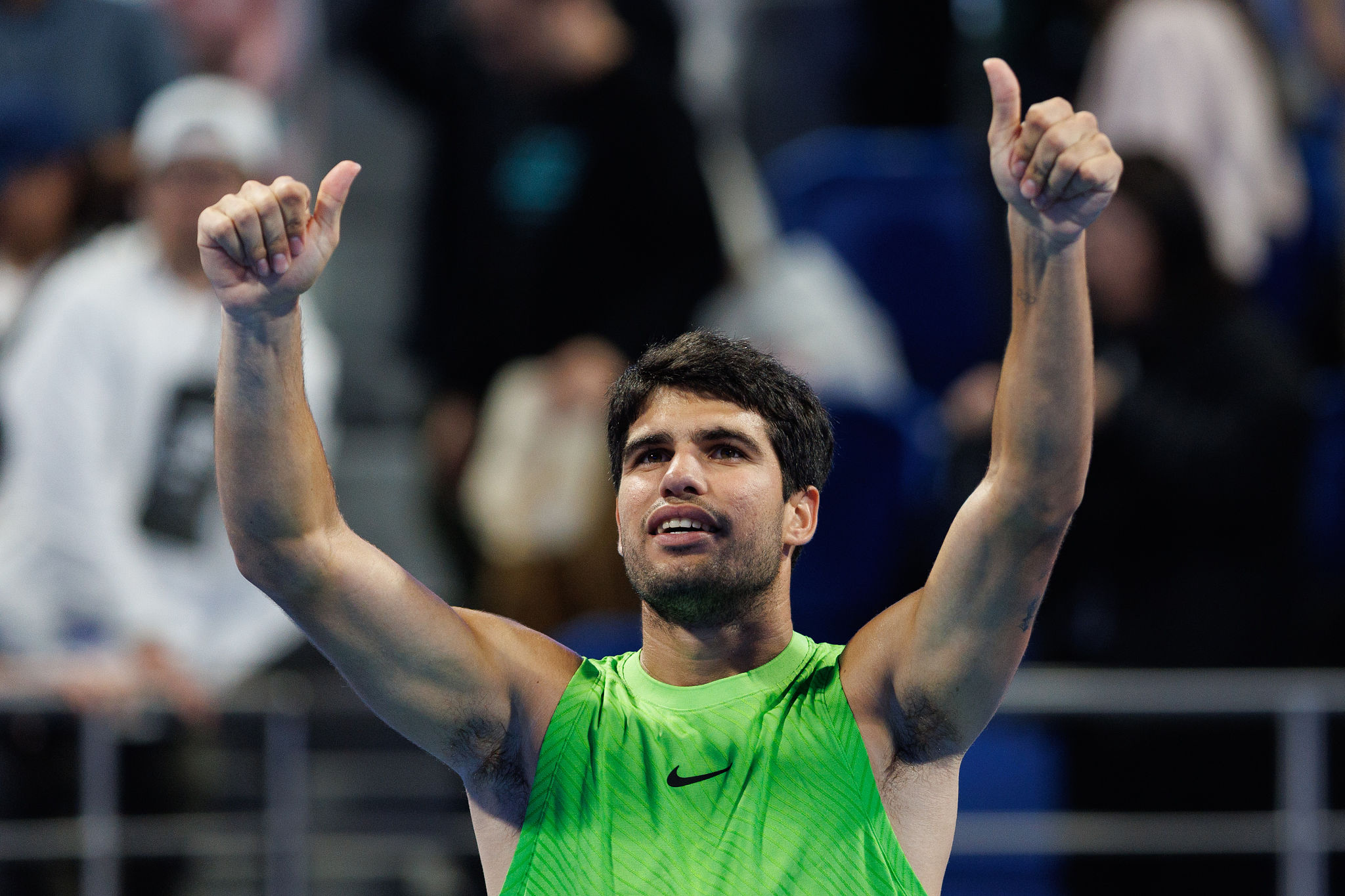 Alcaraz rimonta a Doha e vola ai quarti