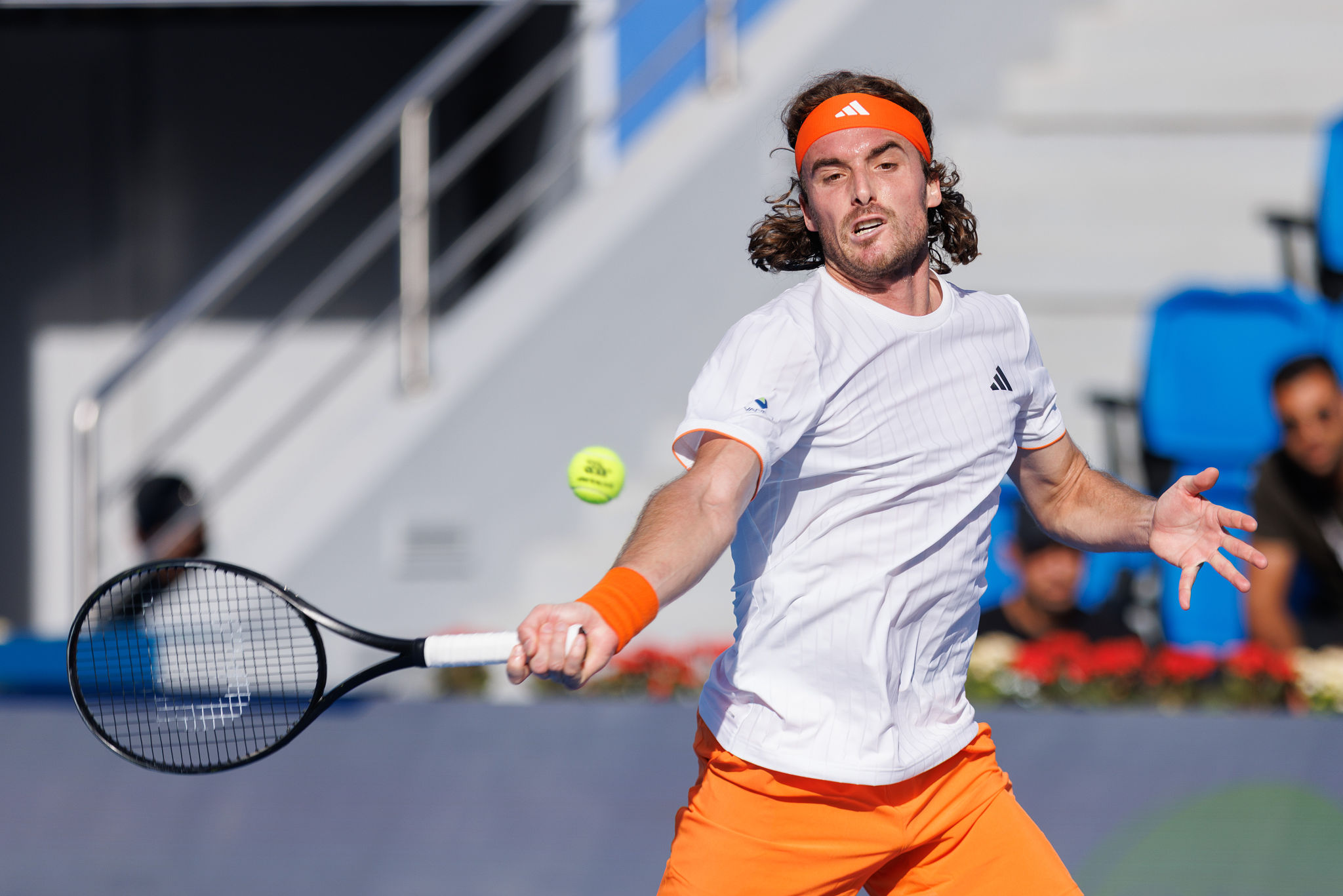 Tsitsipas vince il primo turno a Doha e rivela: “A cena con Djokovic ho imparato molto”