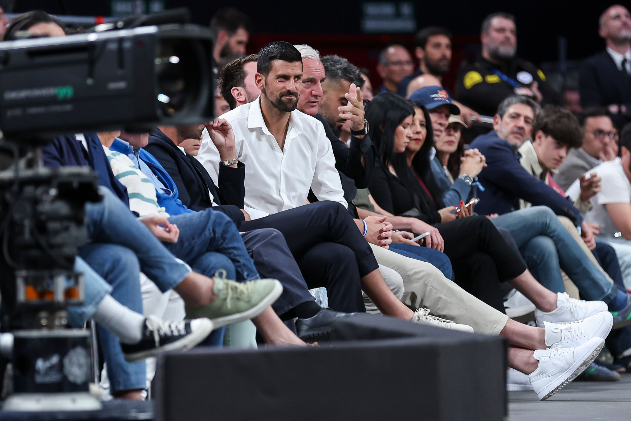 Djokovic in versione inedita: da campione a presentatore dei Laureus Awards
