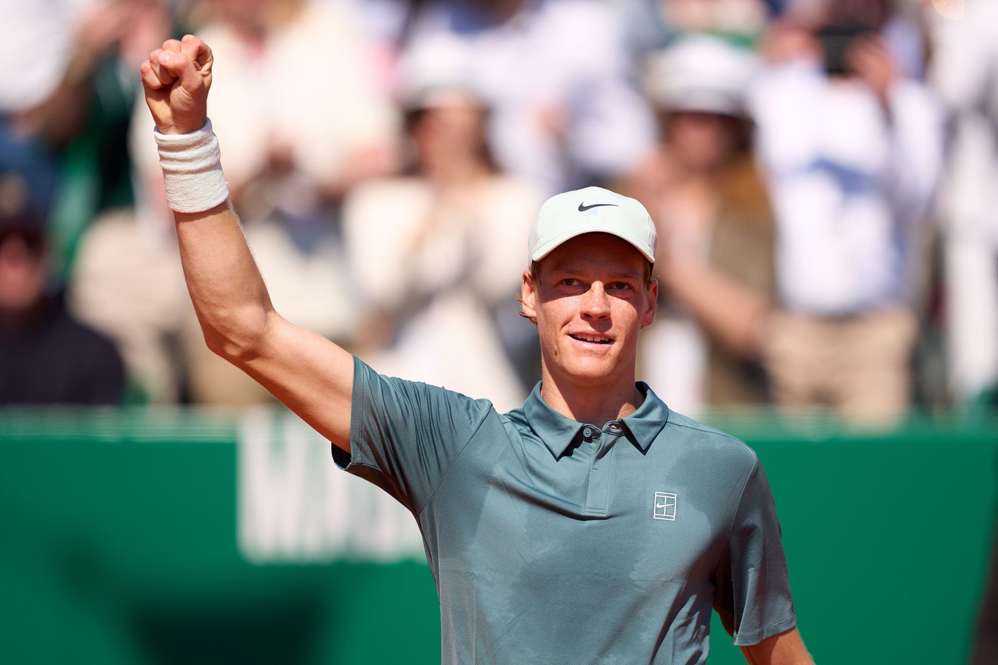 Sinner ai quarti di Montecarlo: Machac superato in tre set