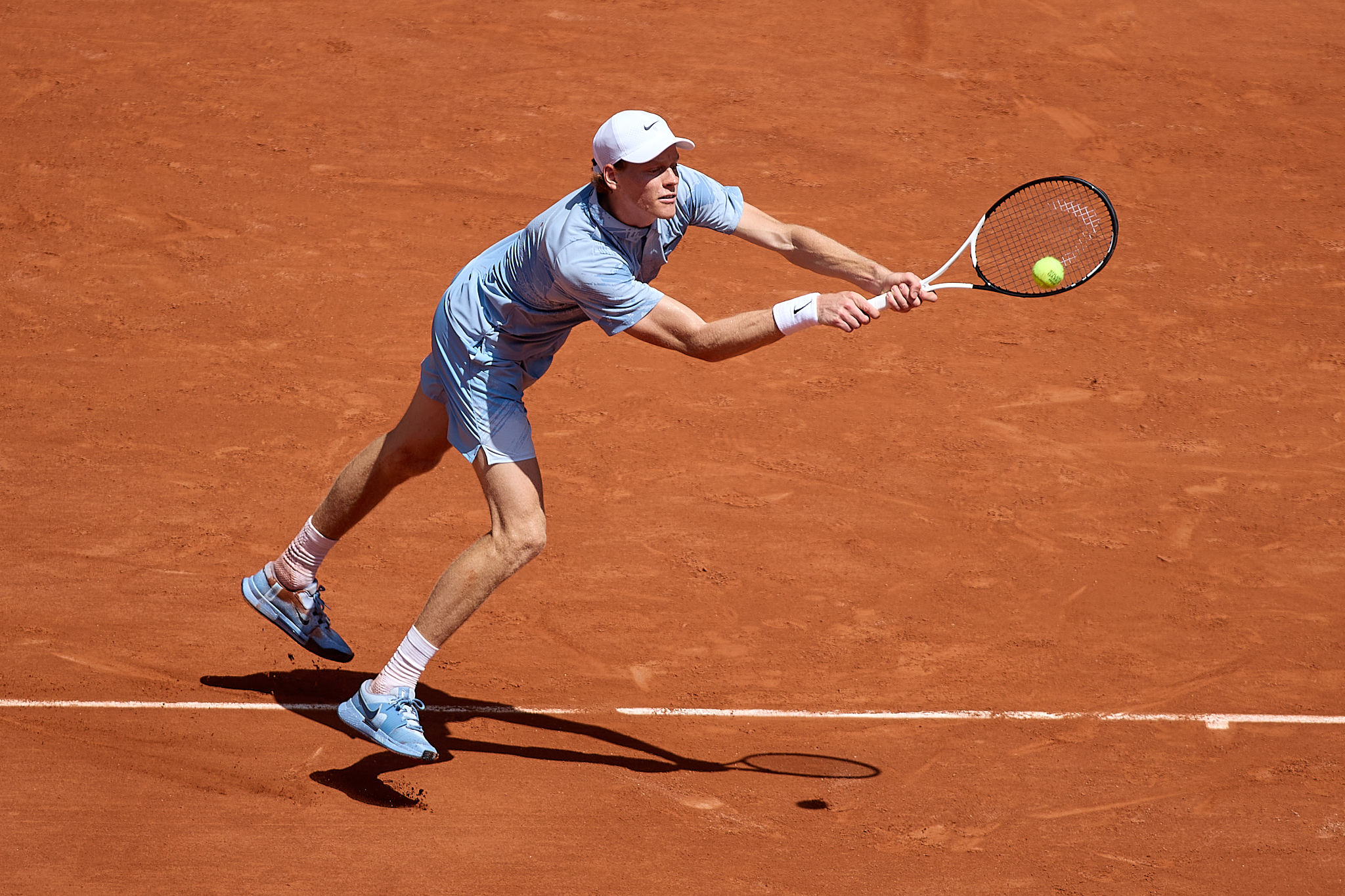Sinner si arrende al caldo e a un malore: fuori dal Roland Garros contro Cerundolo