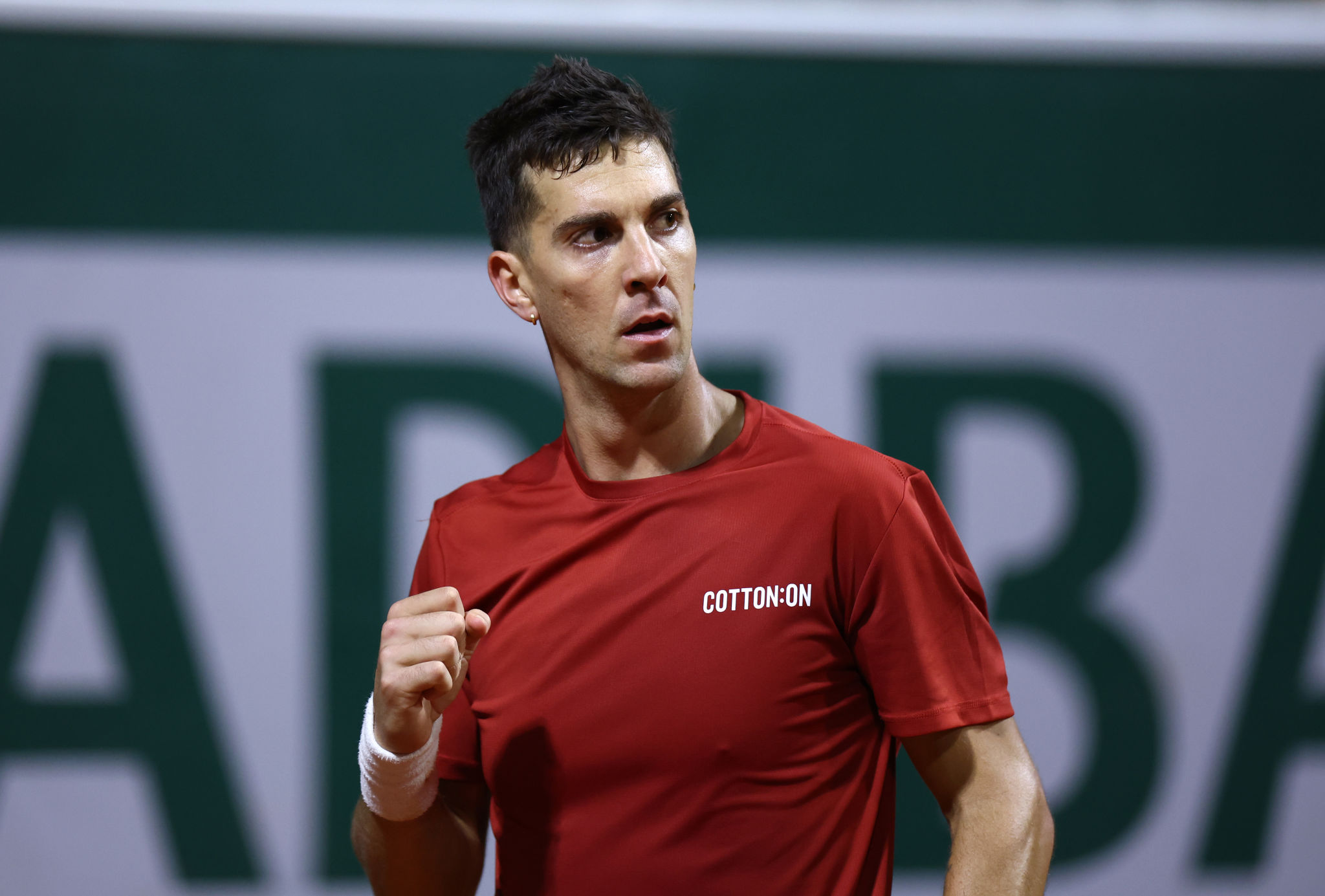 La battaglia di Kokkinakis: vince contro Atmane al Roland Garros dopo un trapianto alla spalla