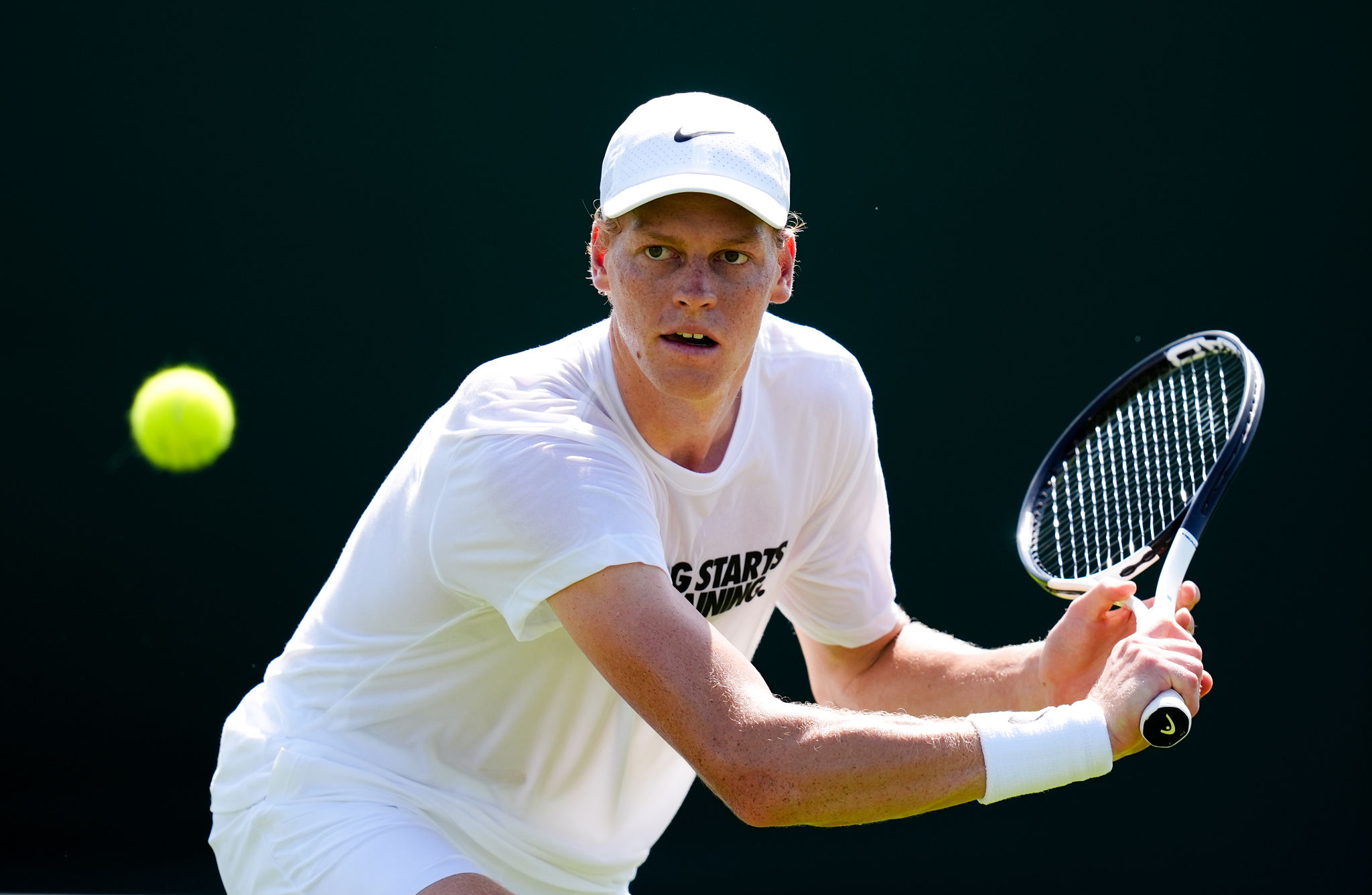 Sinner, un gilet refrigerante per Wimbledon: la nuova strategia contro il caldo
