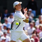 Sinner, brivido a Wimbledon: cade due volte ma rimonta Kecmanovic