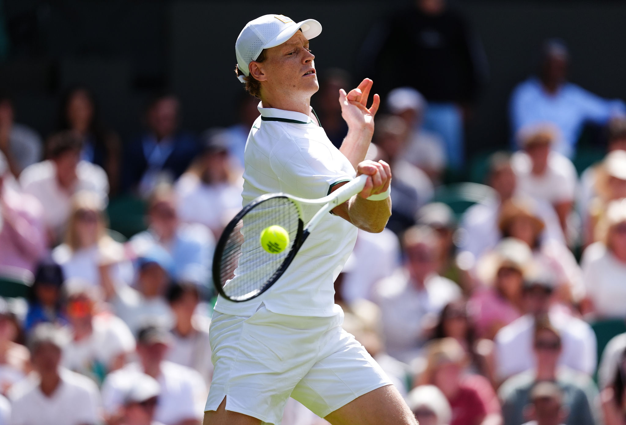 Sinner, brivido a Wimbledon: cade due volte ma rimonta Kecmanovic