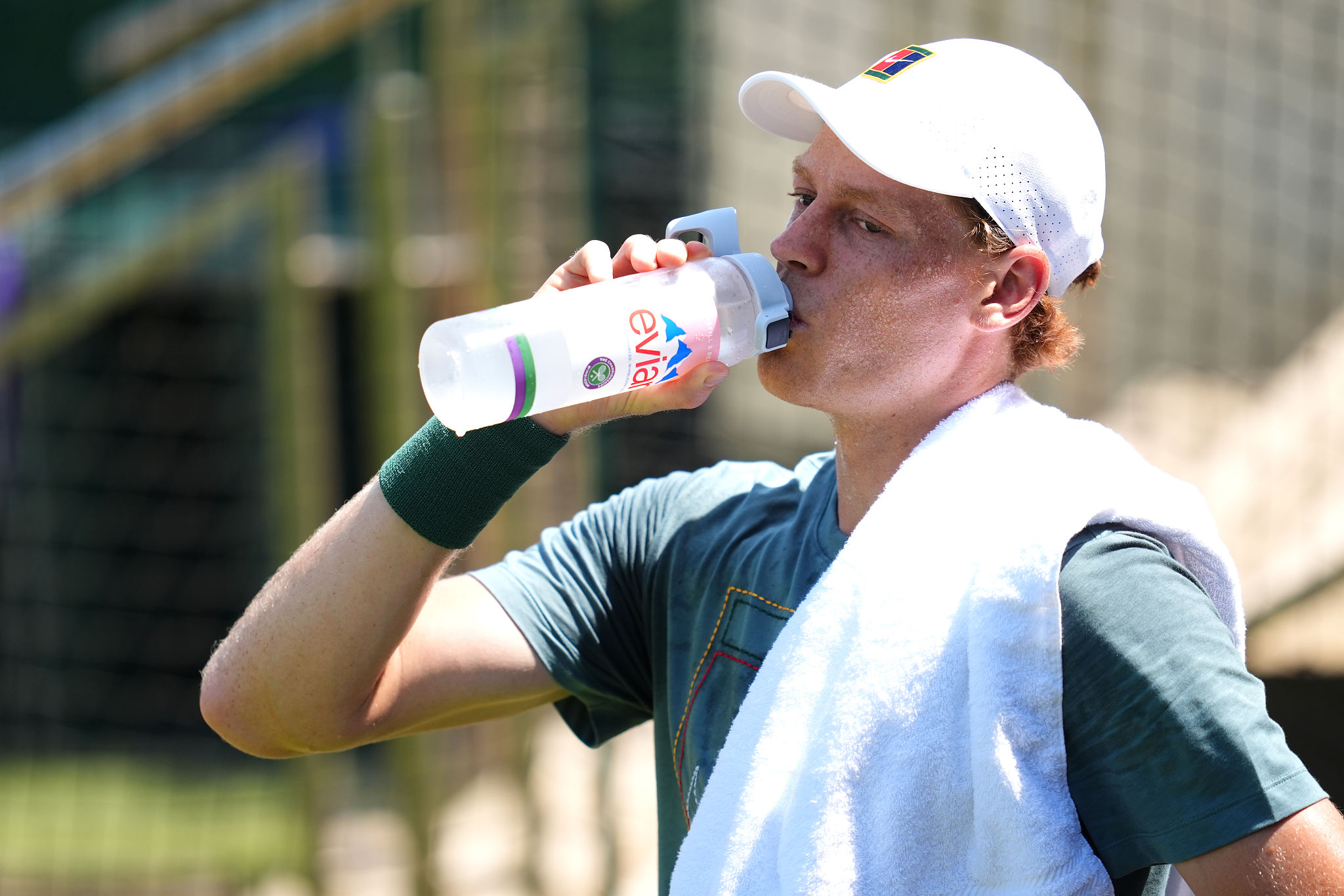 Sinner riconsegna il trofeo di Wimbledon: “Magari è solo per qualche settimana”
