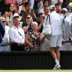 Sinner vince all'esordio a Wimbledon tra tensione e unghia sanguinante