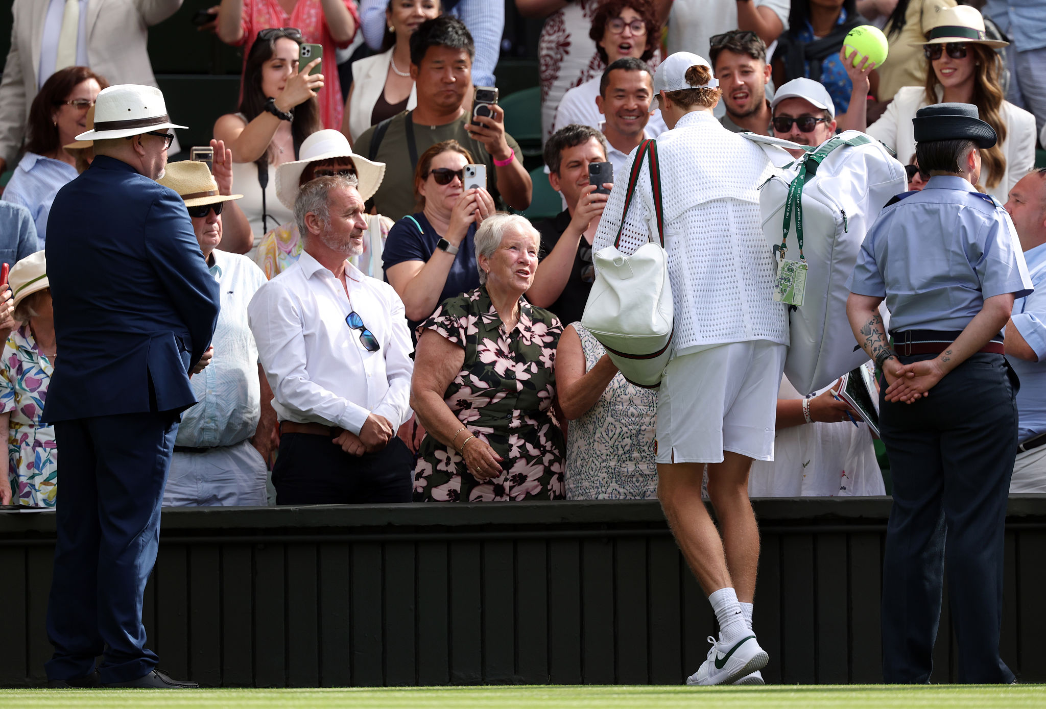 Sinner vince all’esordio a Wimbledon tra tensione e unghia sanguinante