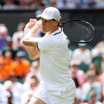 Wimbledon, Sinner reagisce dopo un avvio difficile: Kecmanovic avanti di un set, poi arriva il pari