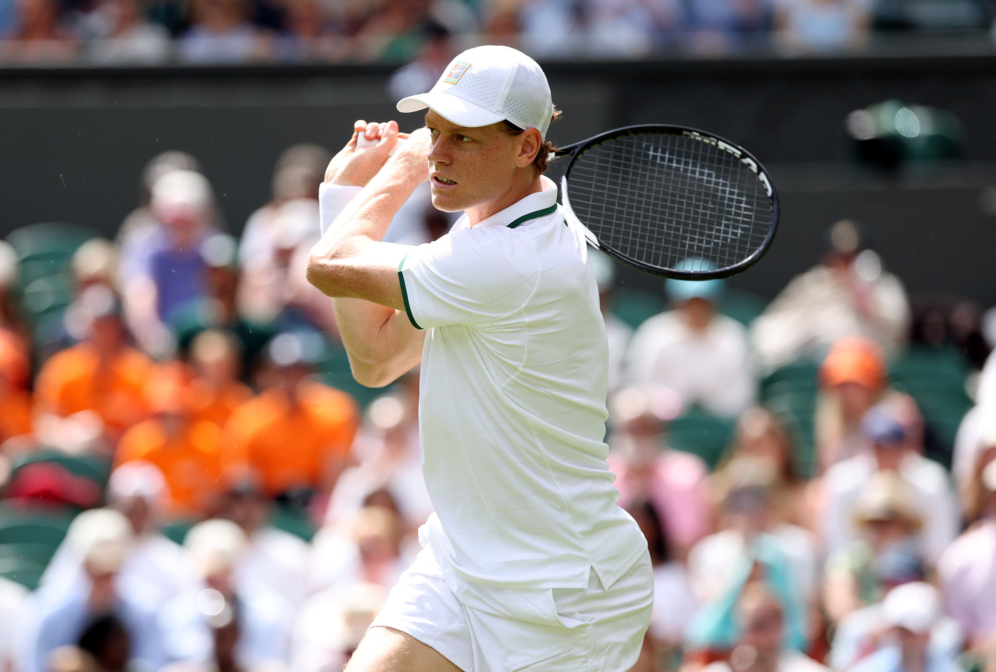 Wimbledon, Sinner reagisce dopo un avvio difficile: Kecmanovic avanti di un set, poi arriva il pari