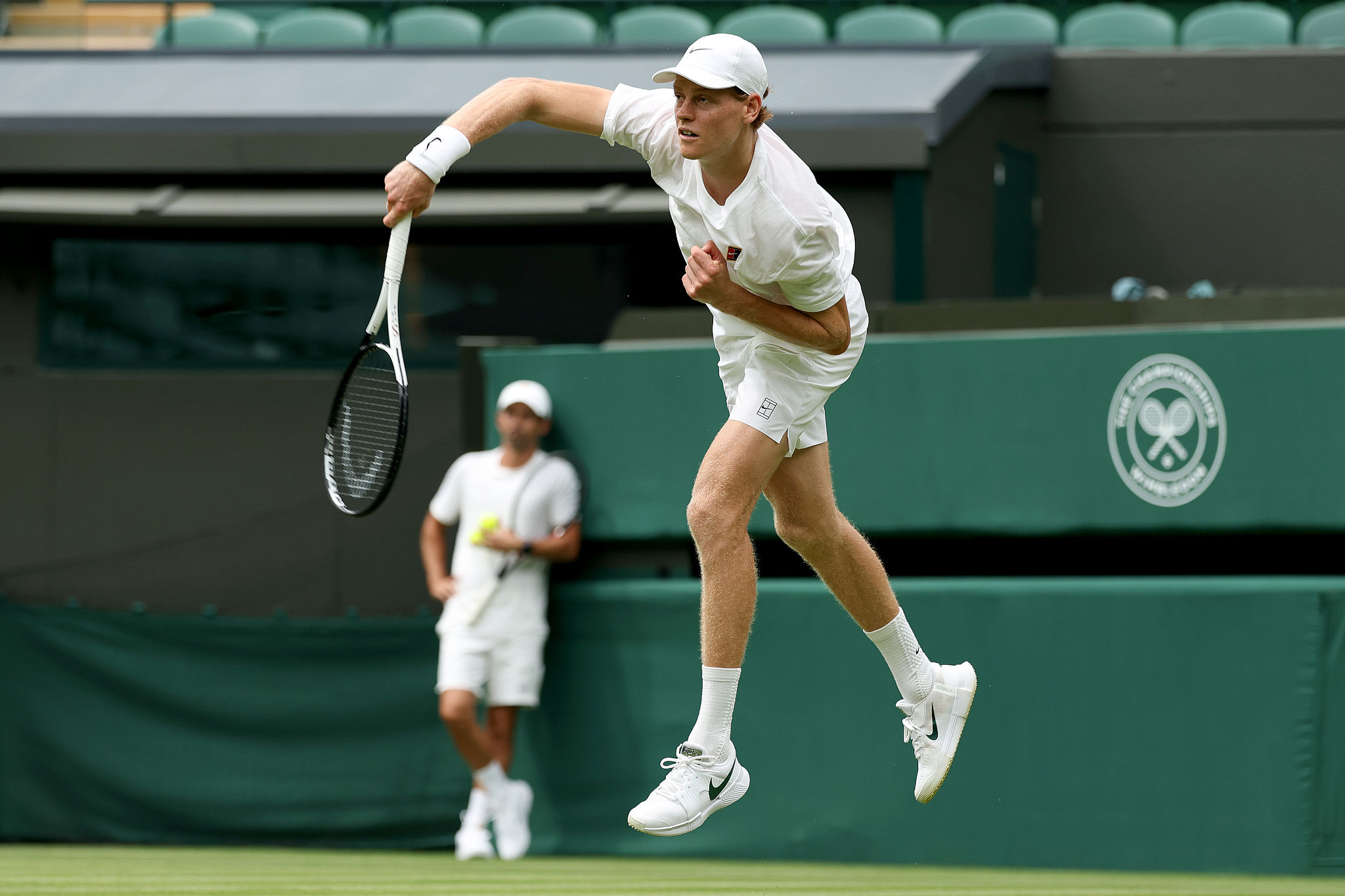 Sinner a Wimbledon, l’allenamento è ad alta intensità: nessuno sparring regge il suo ritmo