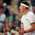 Mensik incanta al Roland Garros con un passante in scivolata contro Zverev