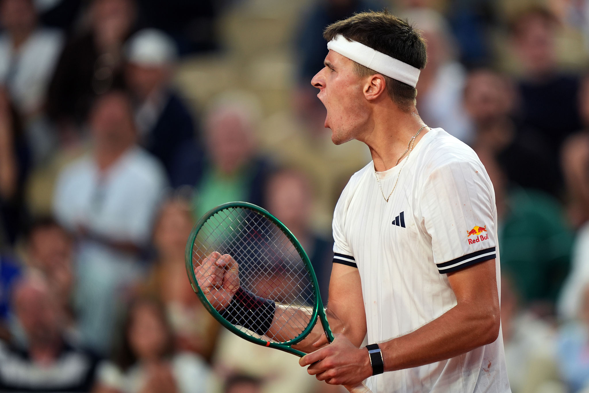Mensik incanta al Roland Garros con un passante in scivolata contro Zverev