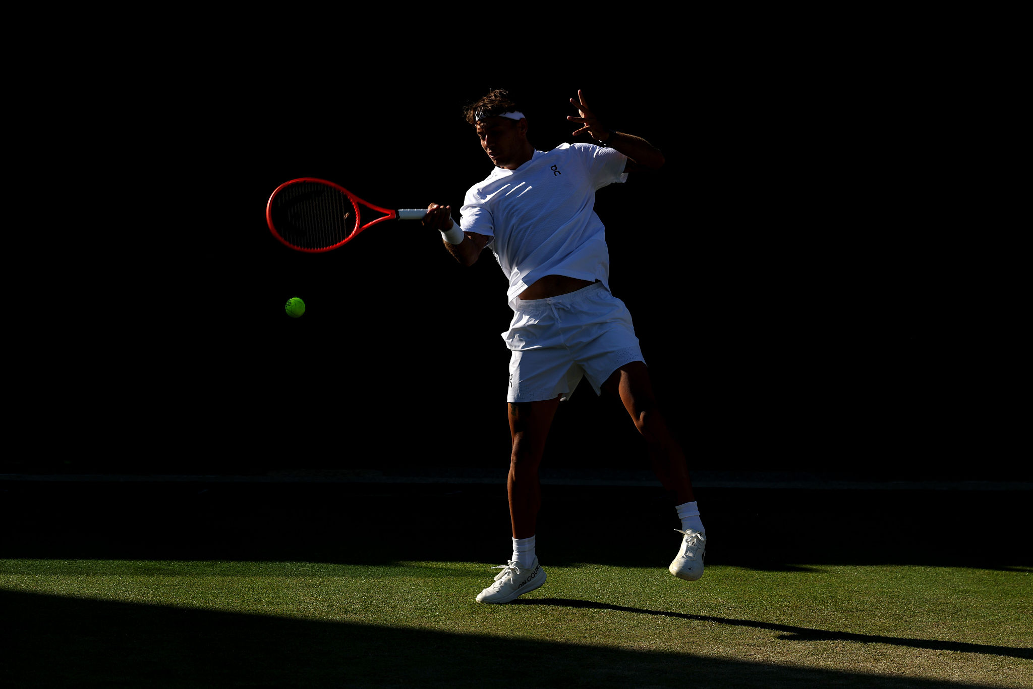 Sconfitta inattesa per Cobolli a Wimbledon: il battibecco con il padre e l’ascesa di Fery