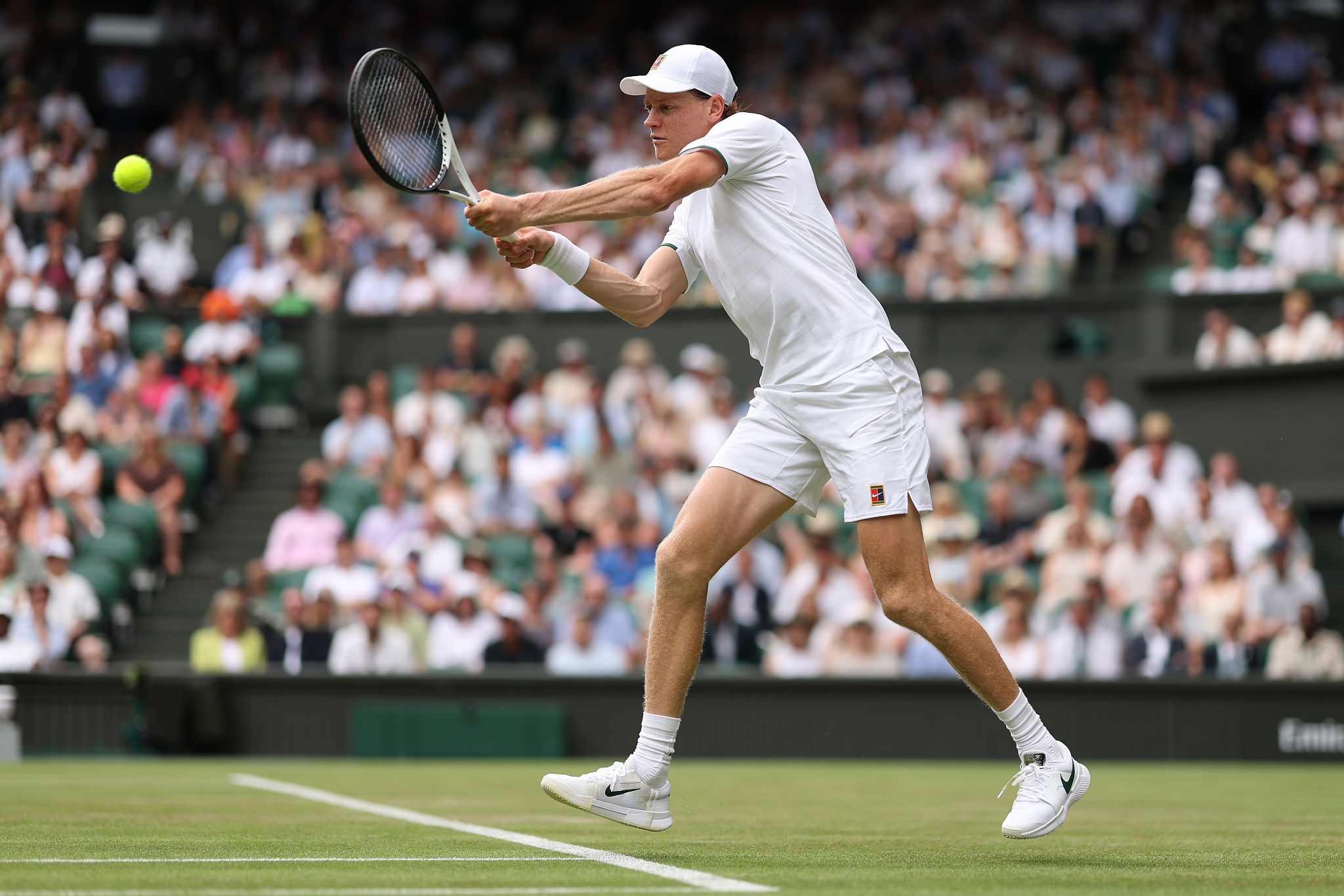Wimbledon, Djokovic si prende un primo set da brividi: Auger-Aliassime cede 12-10 al tie-break