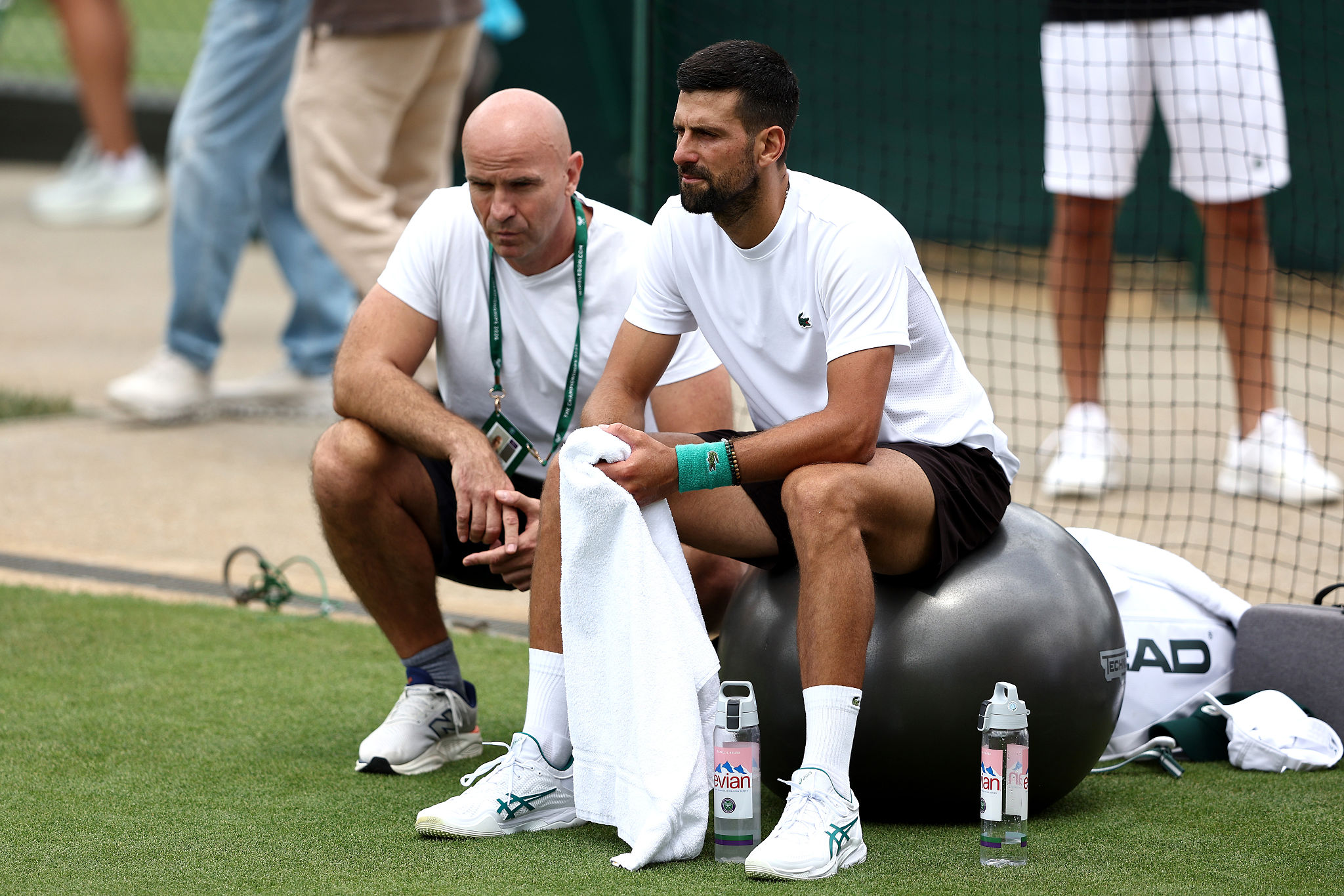 Djokovic batte Rinderknech a Wimbledon e con 105 vittorie eguaglia il record di Federer