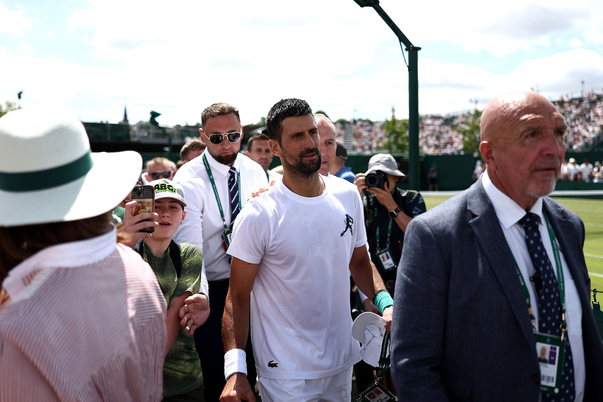 Wimbledon, Djokovic avanti su Safiullin: il serbo conquista un primo set tiratissimo al tie-break
