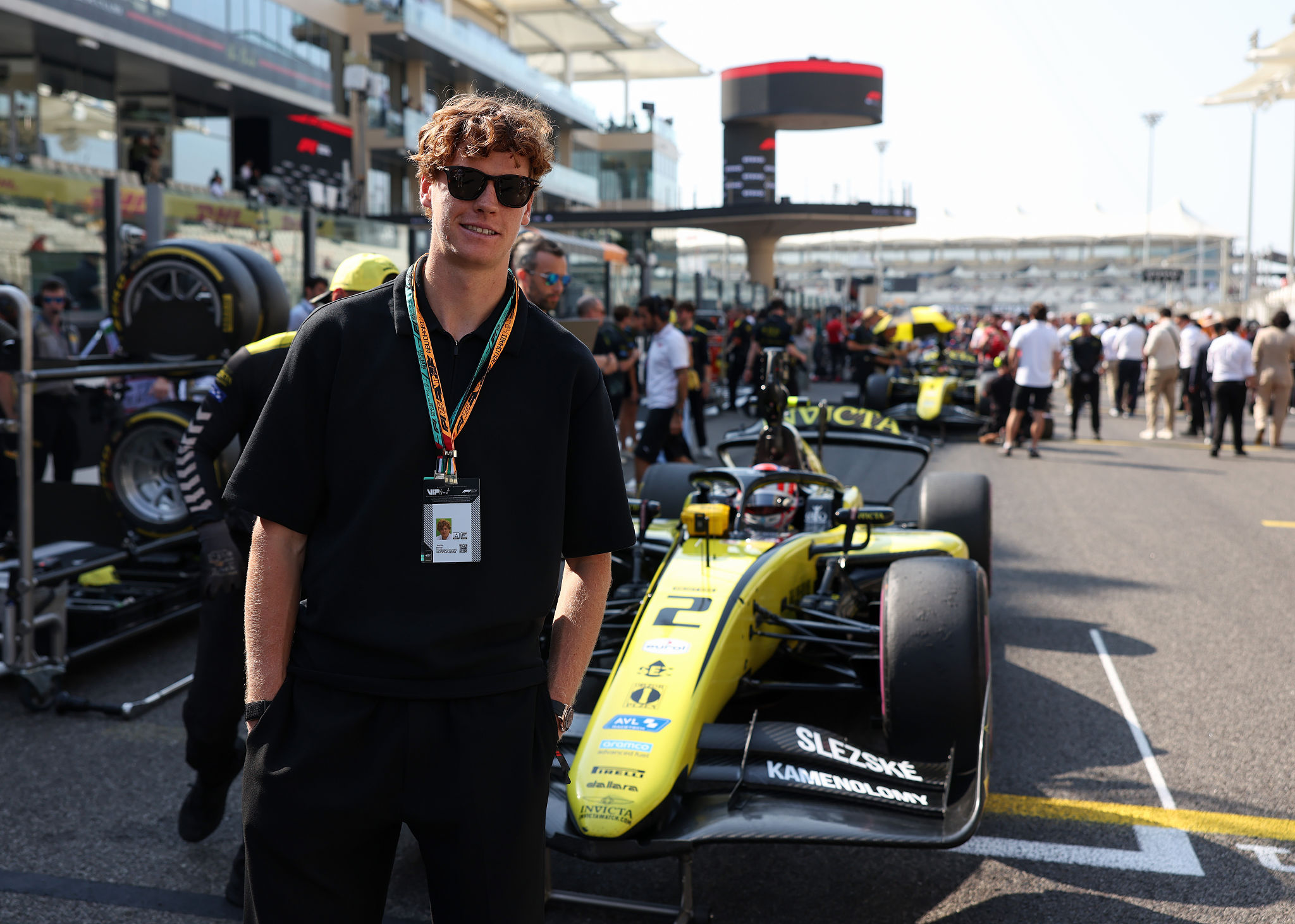 Sinner a Monza durante lo stop: il numero uno del mondo ospite del Gran Premio d’Italia