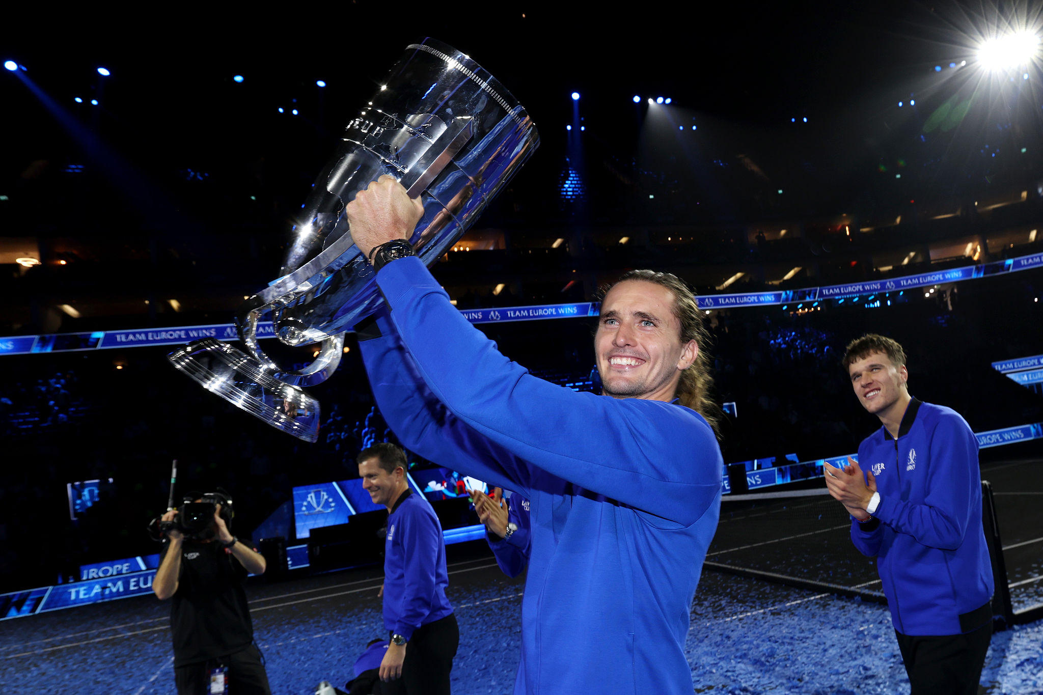 Agassi scherza con Zverev: «Ora che hai vinto uno Slam…»