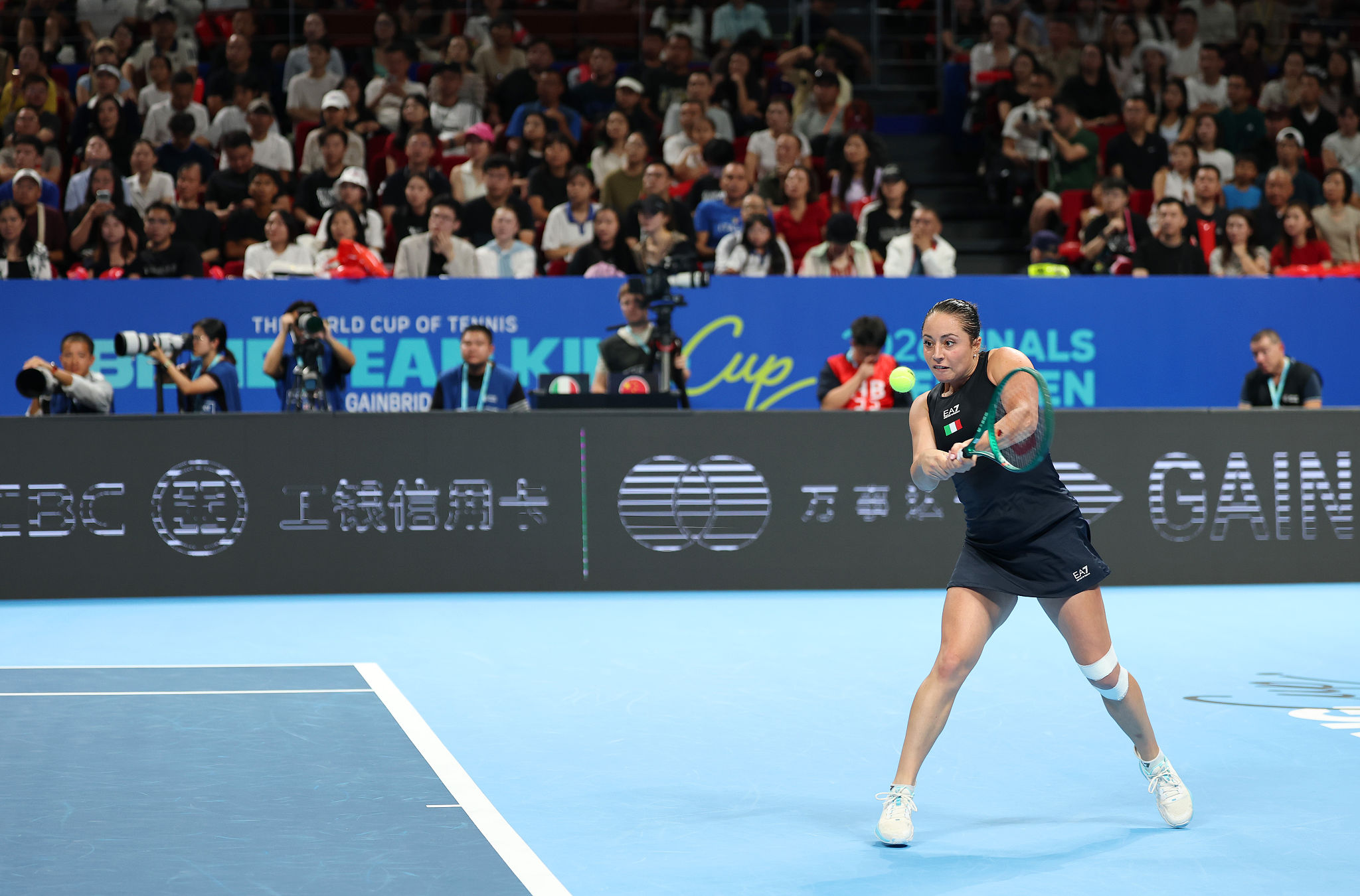 Billie Jean King Cup, Cocciaretto cede a Zhang e l’Italia va sotto