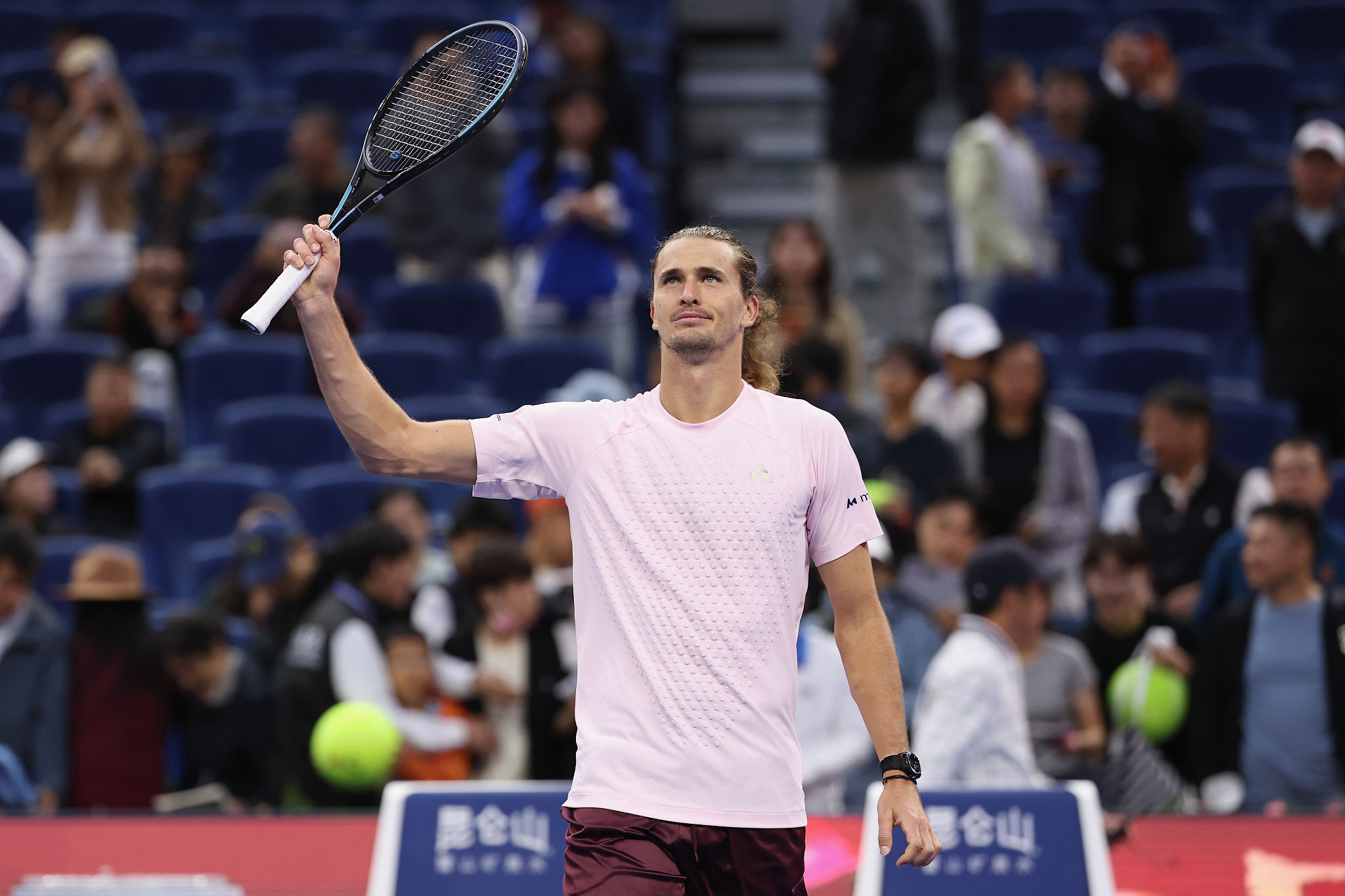 Shanghai, Zverev supera Wu ma rischia: Rublev saluta il torneo. Avanti anche Tiafoe