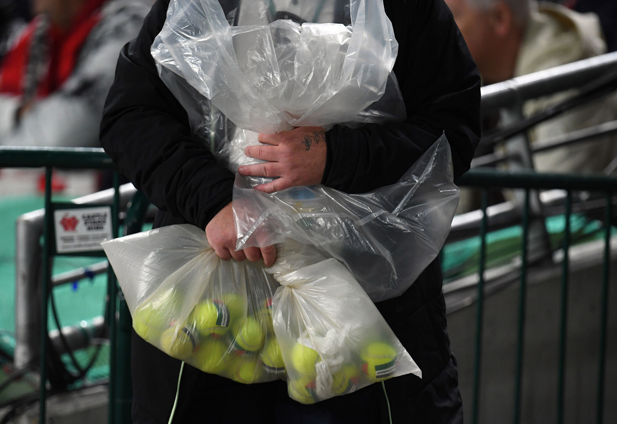 Palline da tennis in campo, la protesta che scuote la Nations League