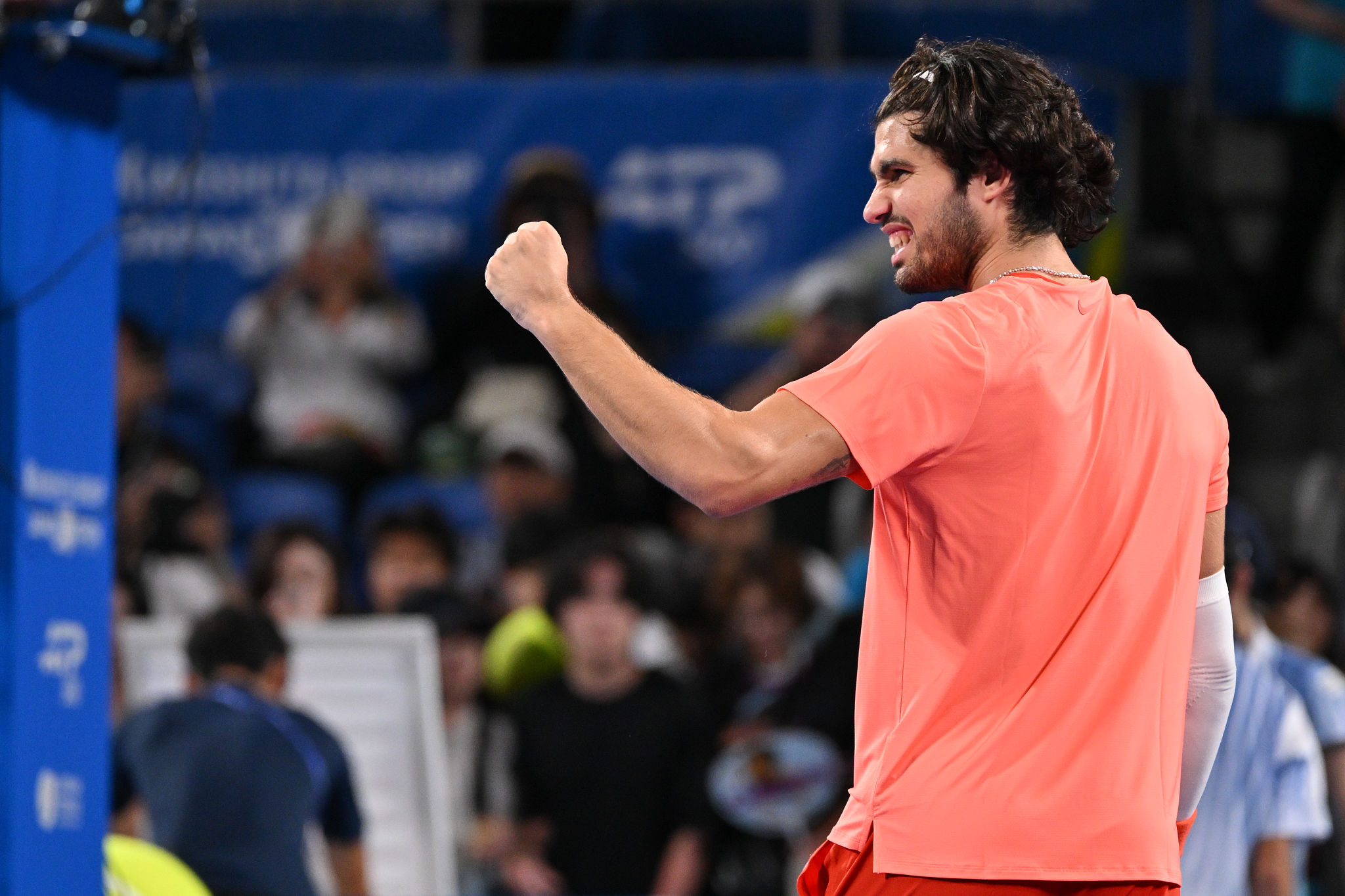 Atp Tokyo, Alcaraz annulla quattro set point e supera Arnaldi